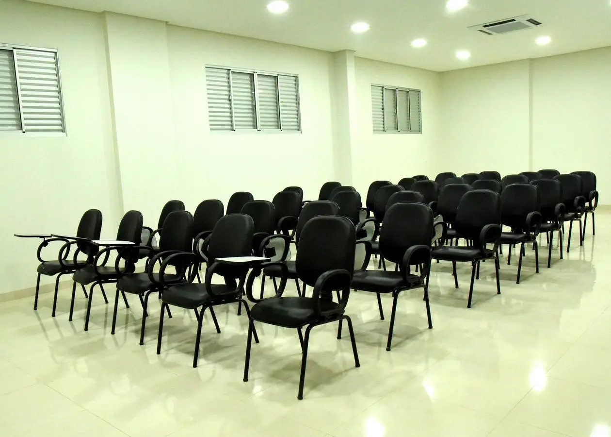 Auditório do Hotel Lirius montado com cadeiras em formato de palestra